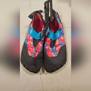 Newtz Womens water shoes size 9/10 new with tags